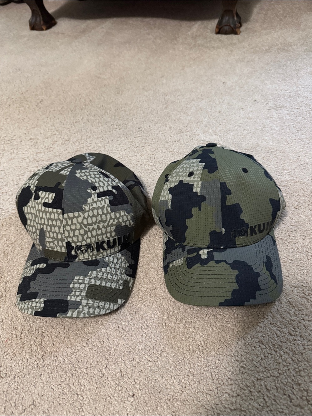 2 KUIU Camo Stretch Fit Hats Verde S/M & L/XL